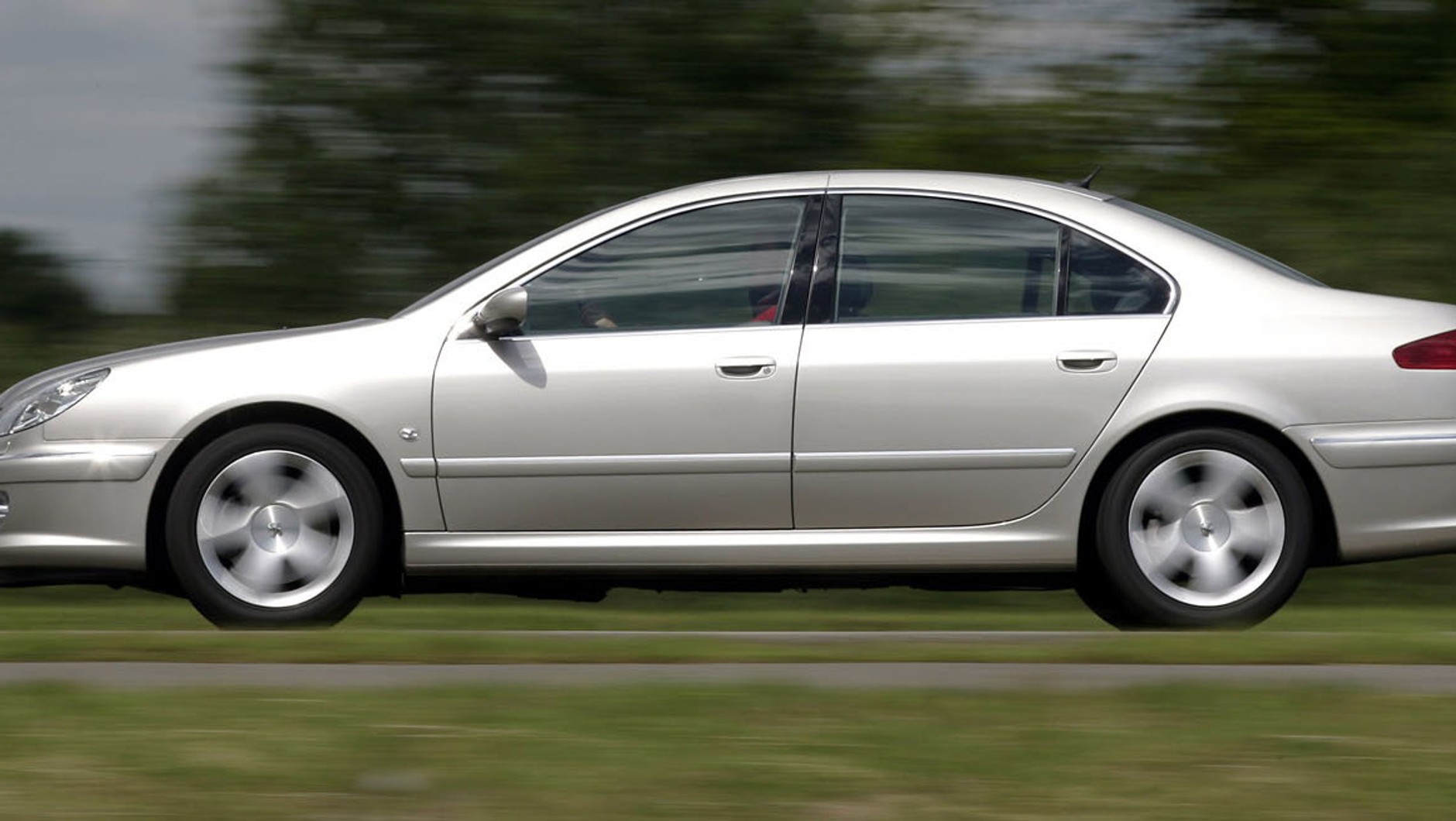 Flagowy sedan Peugeota może pochwalić się długością niespełna 4,9 m.