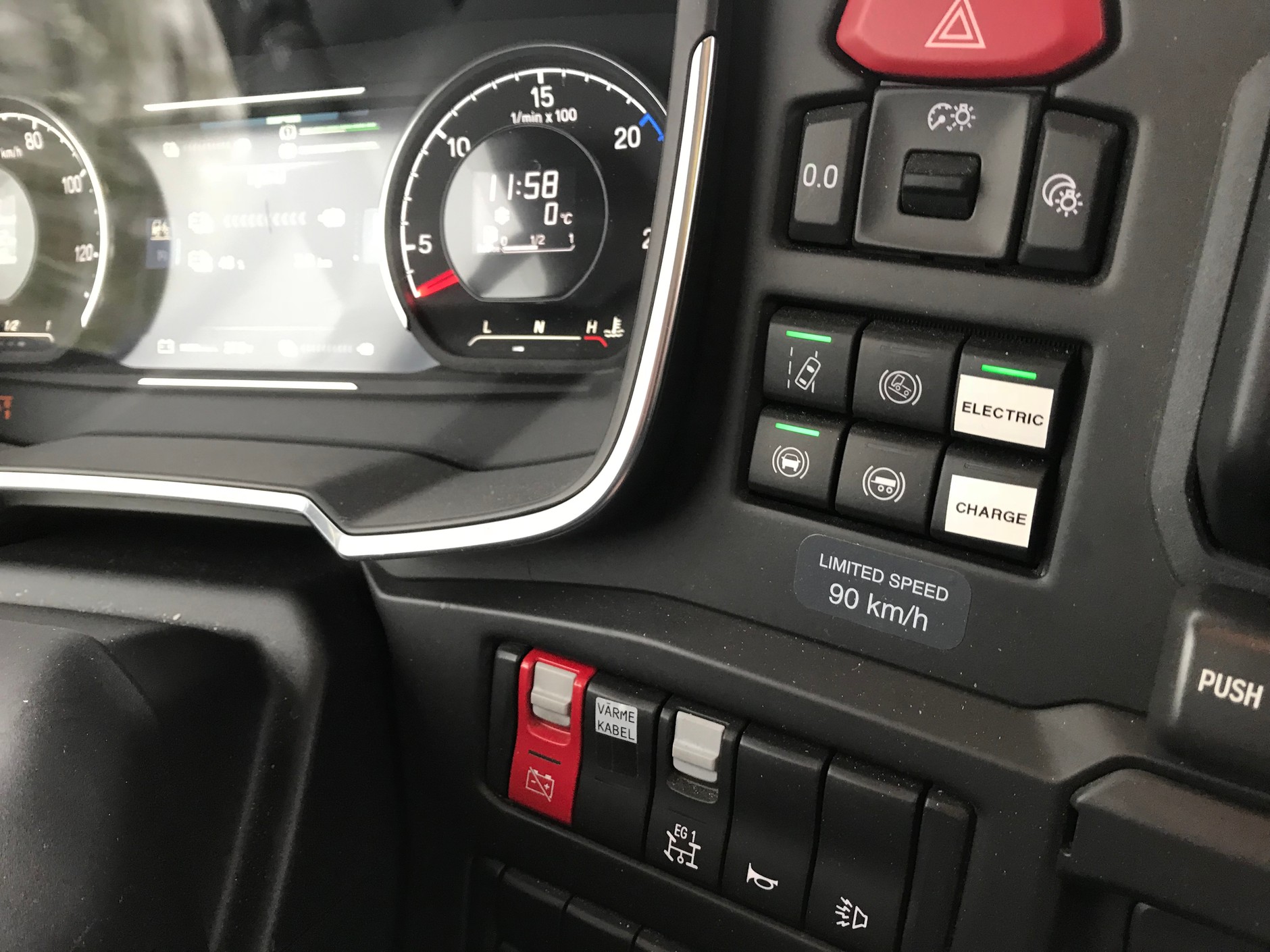 Kierowca może ręcznie uruchomić tryb elektryczny. Wówczas może przejechać do 10 km wyłącznie na energii z baterii