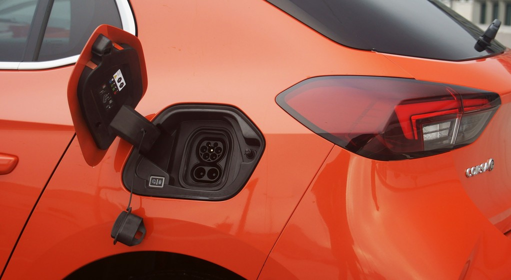 Opel Corsa – elektryk vs. spalinowiec. Który lepszy do miasta?