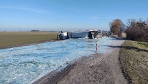 Droga wyglądała jak pokryta lodem. Z naczepy wysypał się cały ładunek
