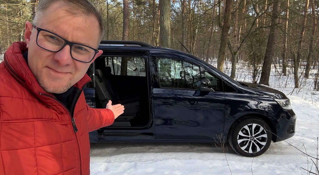 Jedną z charakterystycznych cech multivanów takich jak Renault Kangoo są przesuwne drzwi. To bardzo przydaje się na parkingu