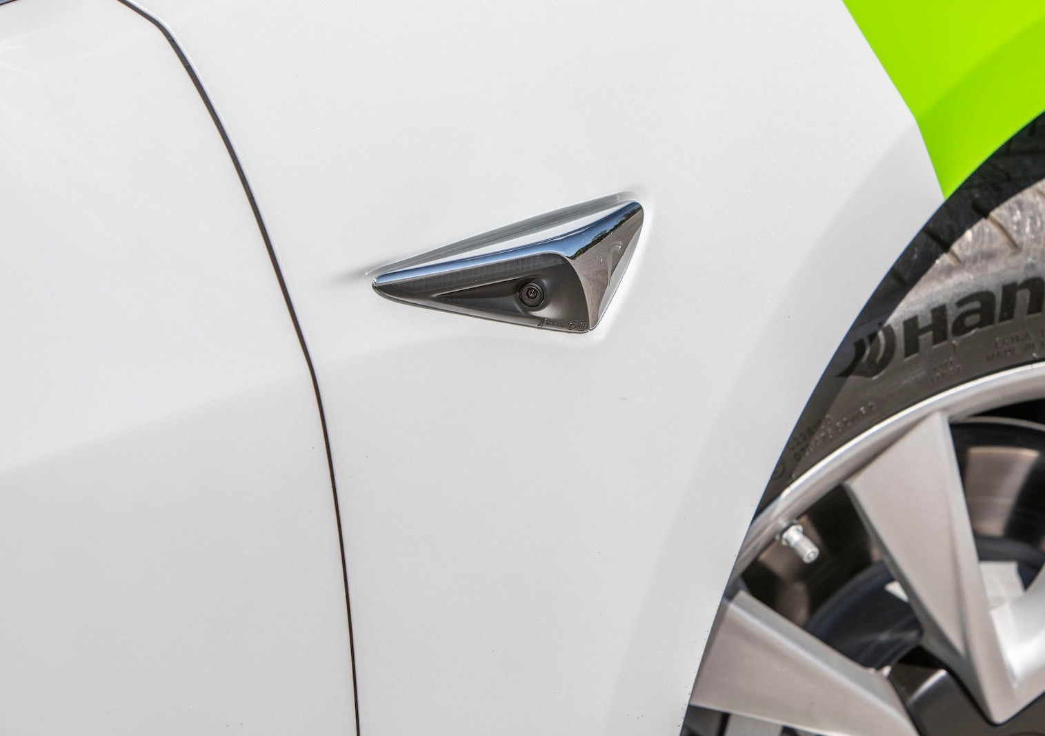 Samochody marki Tesla są obficie wyposażone w  kamery  rejestrujące to, co dzieje się  zarówno w aucie, jak i w jego otoczeniu.  Na zdjęciu jedna z kamer Tesli Model 3 Long Range AWD
