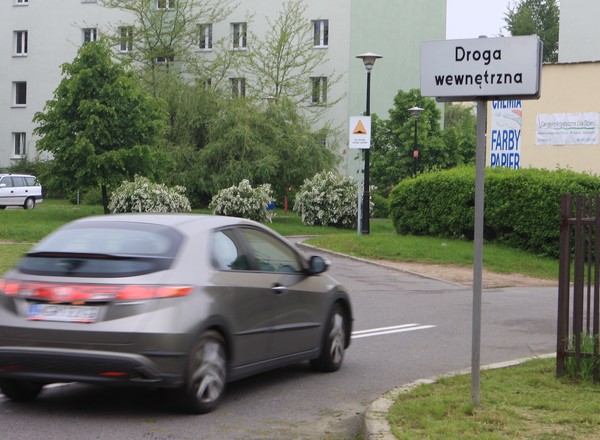 Kierowcy nie zwracają uwagi i potem są problemy. Ten znak zmienia przepisy