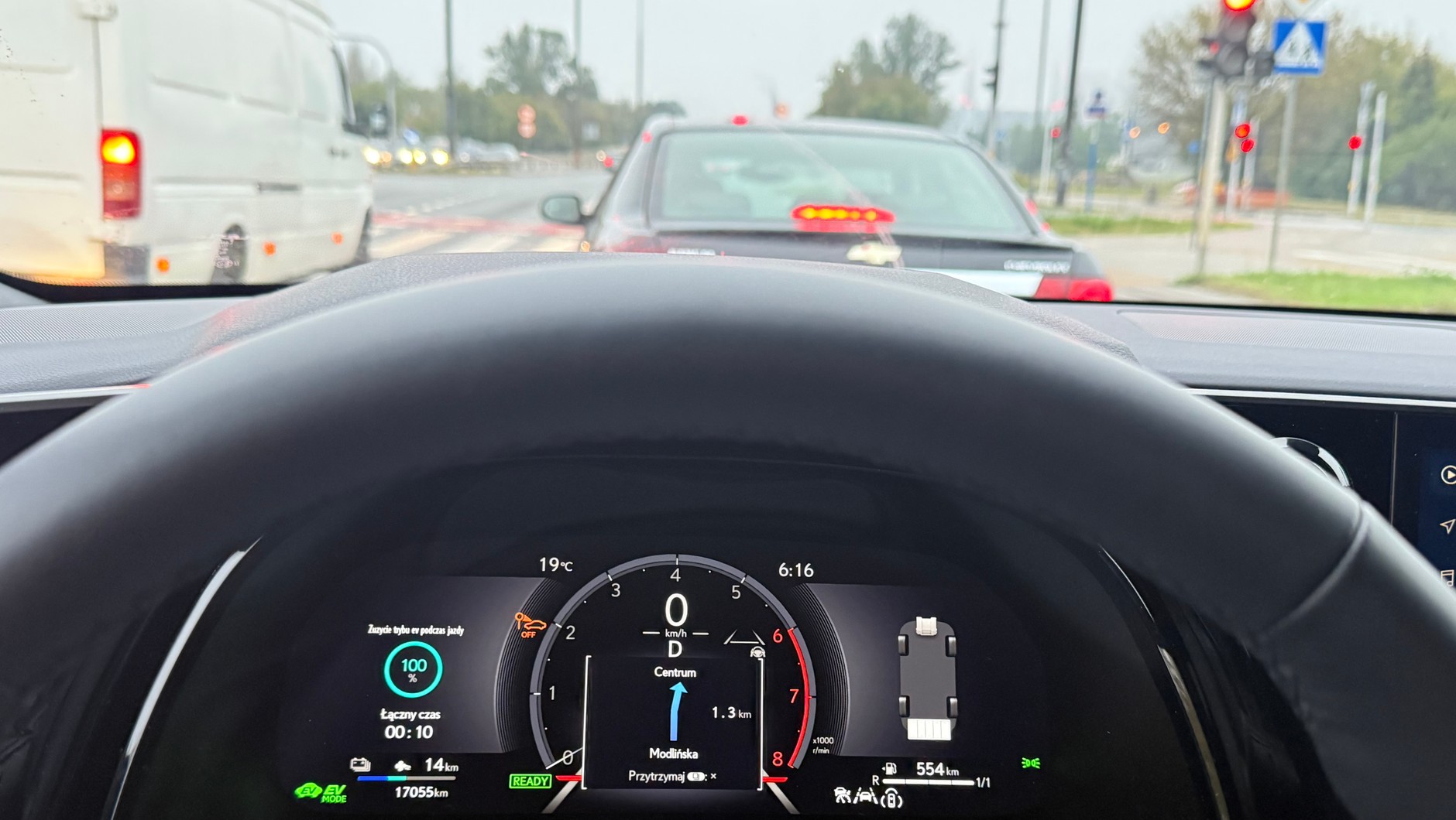 Lexos RX 450h+ F Sport Design: wyświetlacz przed kierowcą jest czytelny, ale jak na klasę premium dość "ubogi"