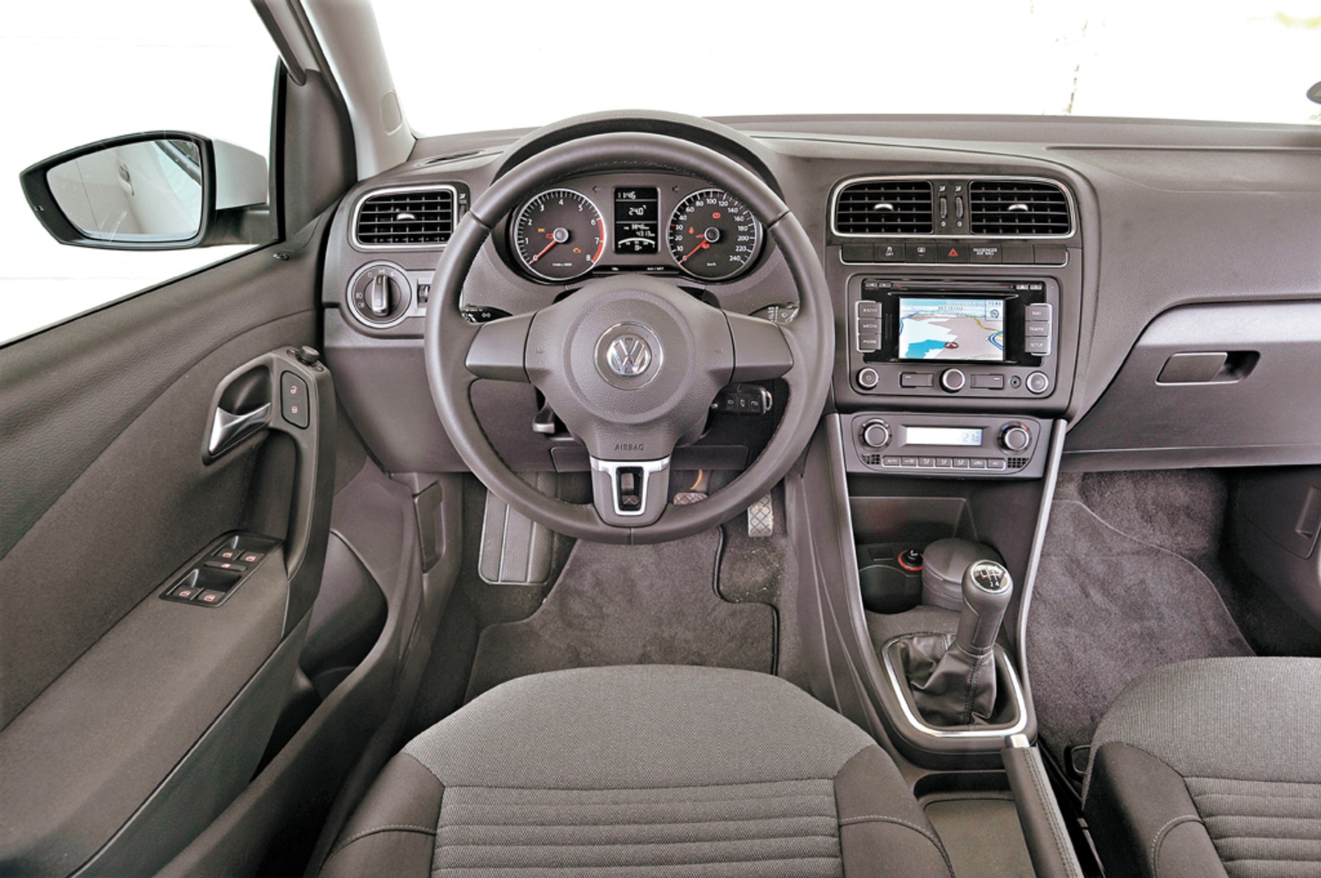 Nowy Volkswagen Polo kontra benzynowa konkurencja - Czy okaże się lepsze od Fiesty, Jazza, i20, Corsy i Clio?