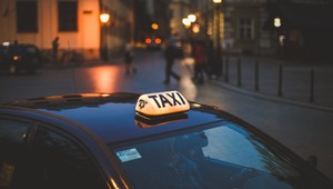 Znowu wykorzystali perfidną metodę na wypadek. Czujny taksówkarz bohaterem