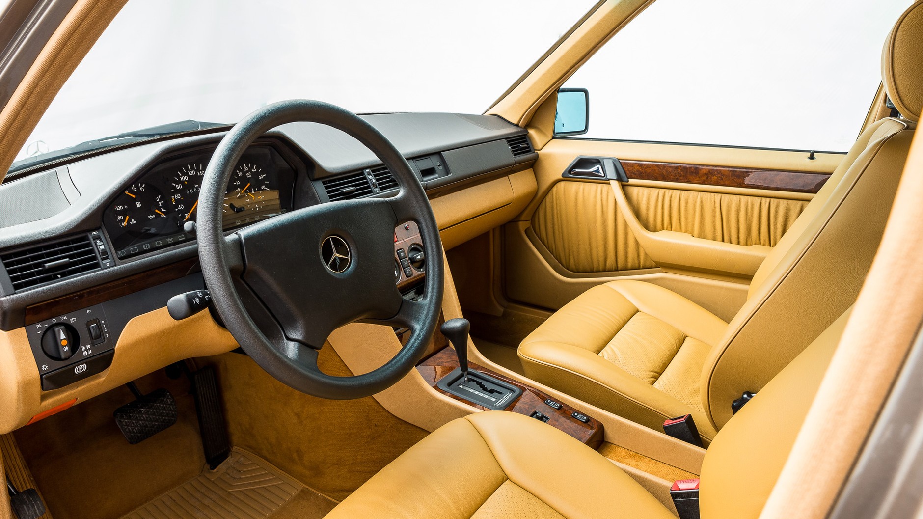 Mercedes 300 D z przebiegiem 384 km