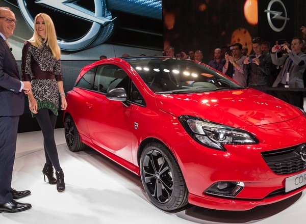Opel Corsa z Claudią Schiffer w Paryżu