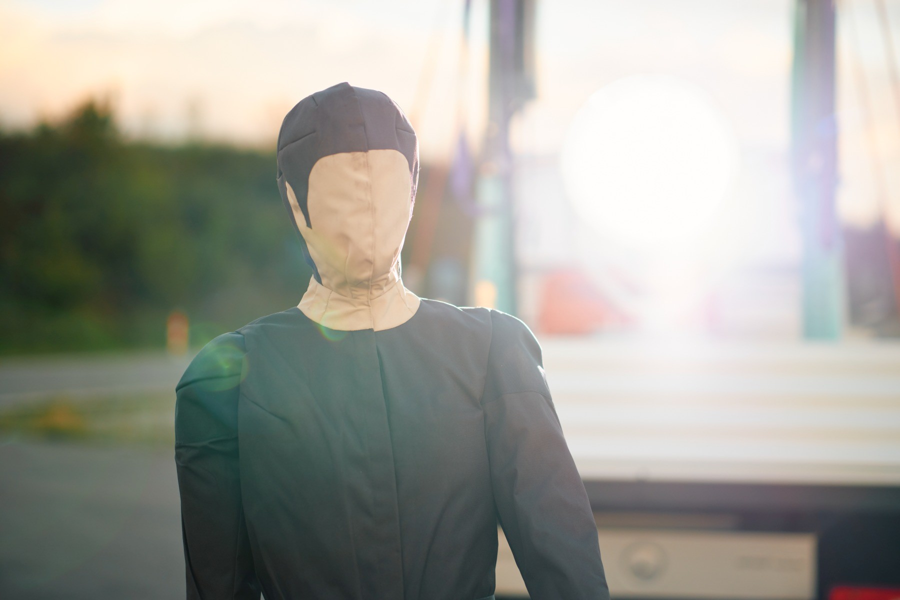 Ultrasilna lampa LED generująca efekt podobny do oślepienia przez słońce