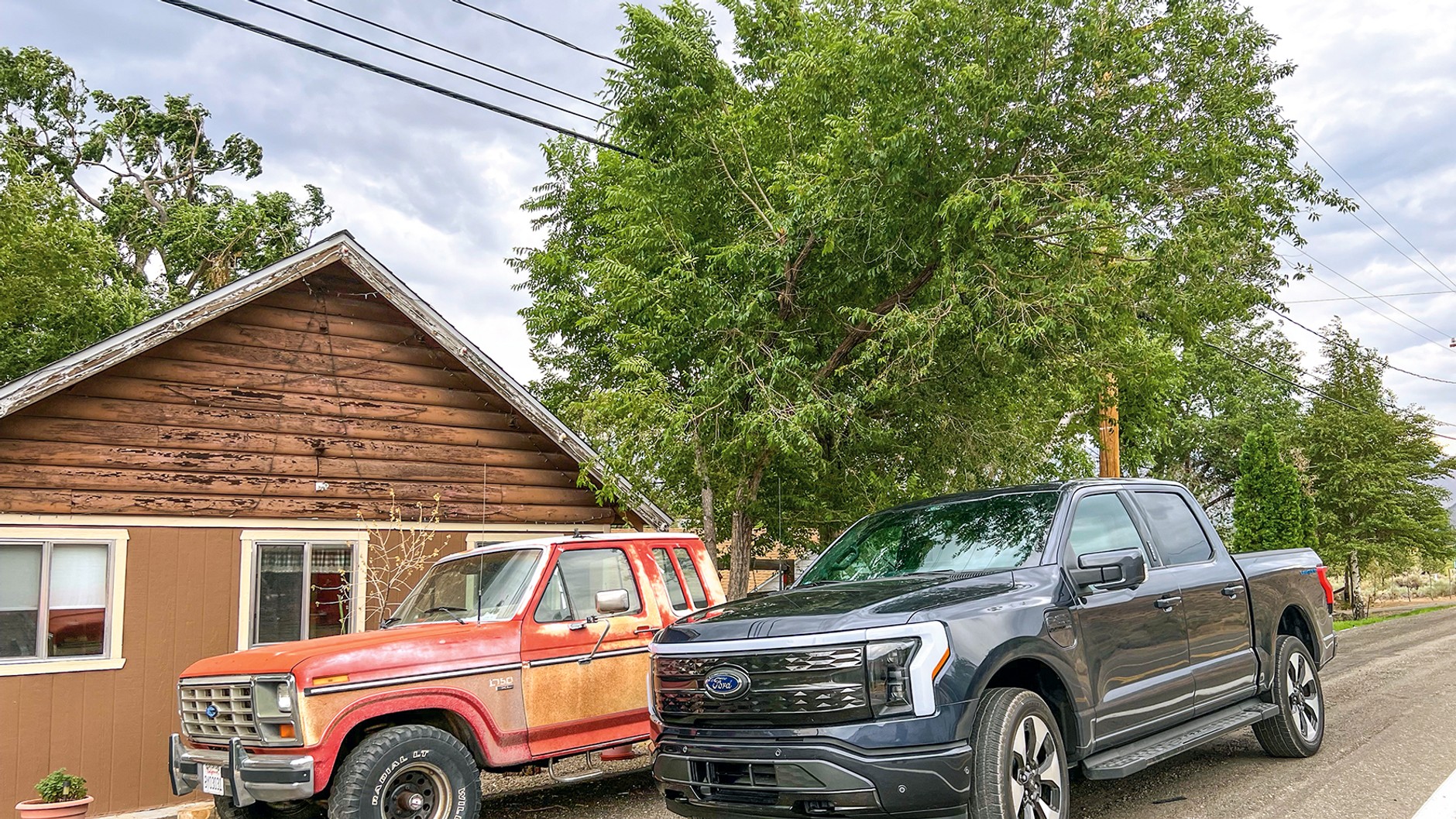 Fordy serii F produkowane są od 1947 r., obecna generacja jest już 14. Tu spotkanie Lightninga z przodkiem z lat 80. XX w.