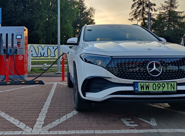 Mercedes me Charge – jedna karta na wszystkie ładowarki