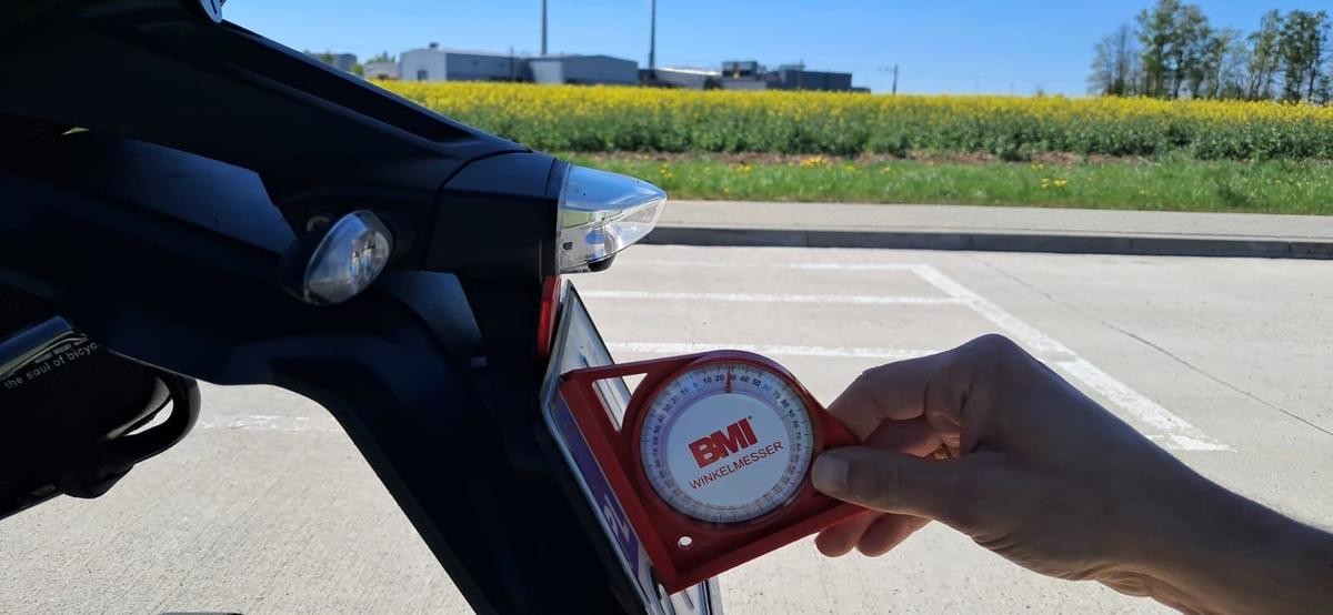 Policja rozpoczęła pilotażowy program pomiaru kąta nachylenia tablic rejestracyjnych