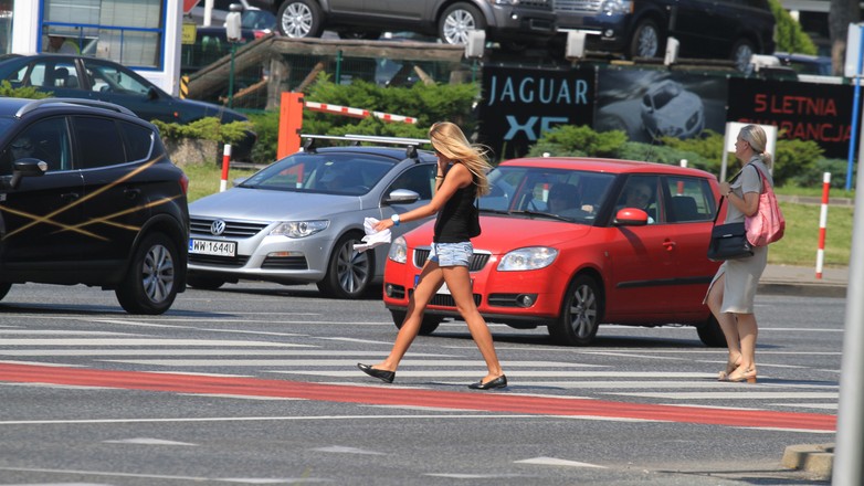 PIeszy z pierwszeństwem... jeszcze przed wejściem na pasy. Ma być jak w Europie, ale czy się sprawdzi w Polsce?