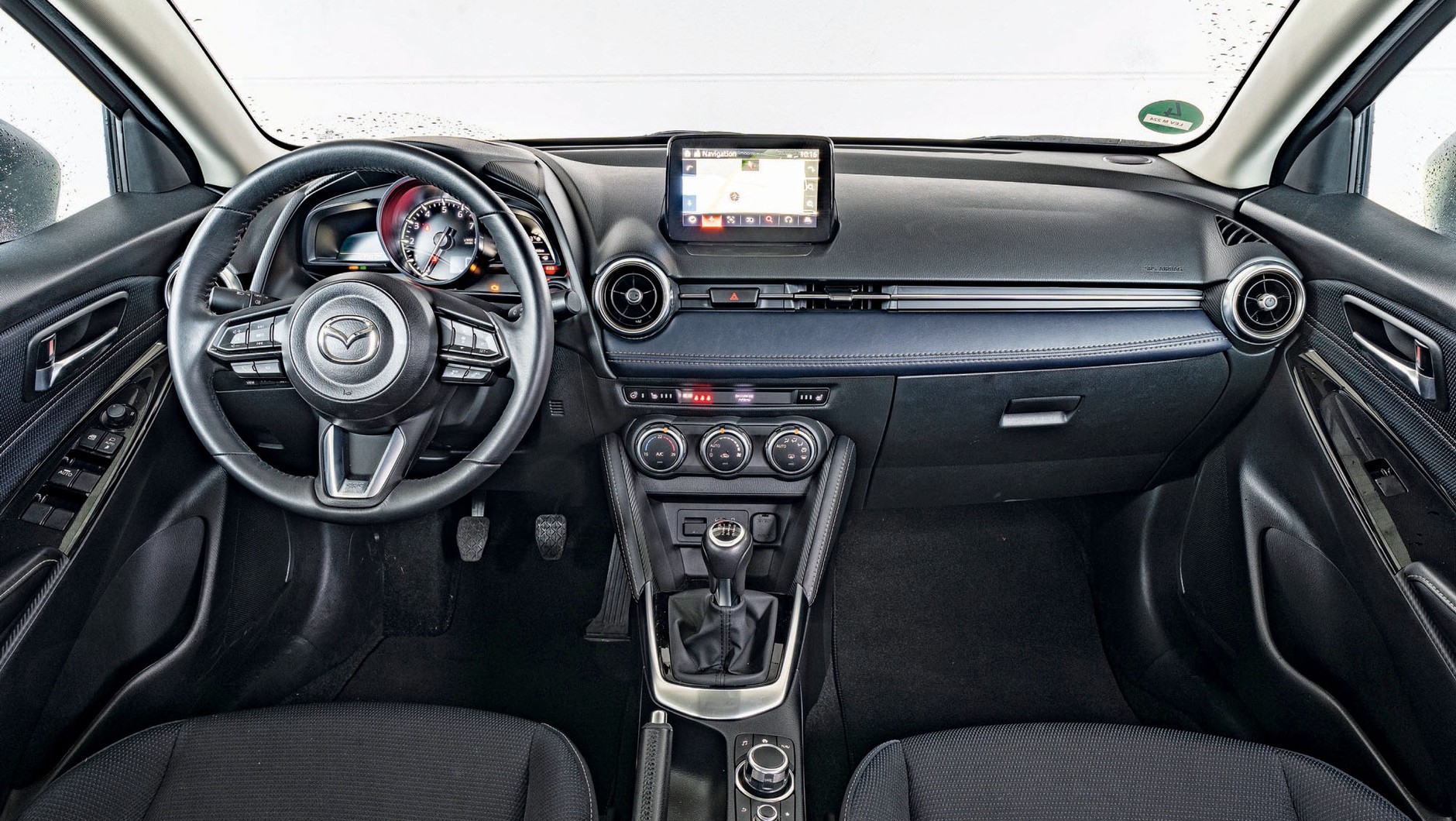 Mazda 2 - kokpit
