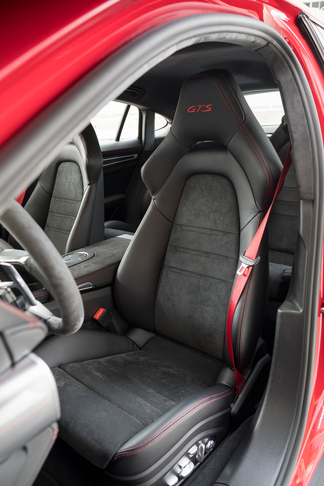 Porsche Panamera GTS - rodzinna rakieta