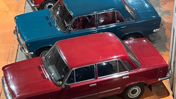 Poza wyrobami FSO i pojazdami z czasów PRL-u w Muzeum w Fabryce pokazywane są też auta zachodnie. Kolekcja liczy niemal 240 pojazdów