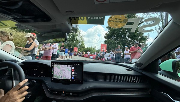 Przejechałem w samochodzie prasowym etap Tour de France. ten wyścig to nieprawdopodobne przedsięwzięcie logistyczne