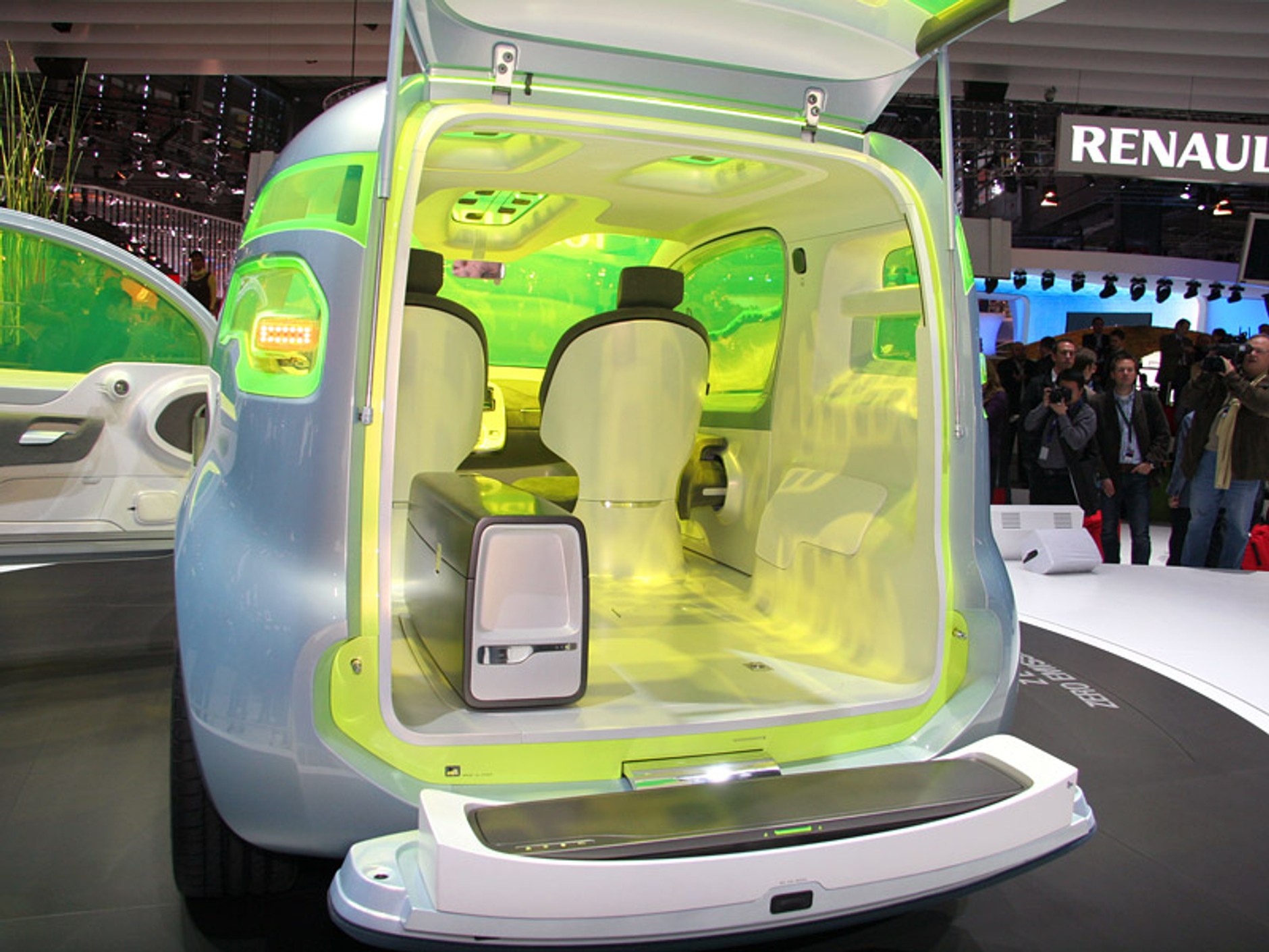 Paryż 2008: niezwykły Renault Z.E. Concept (fotogaleria + wideo)