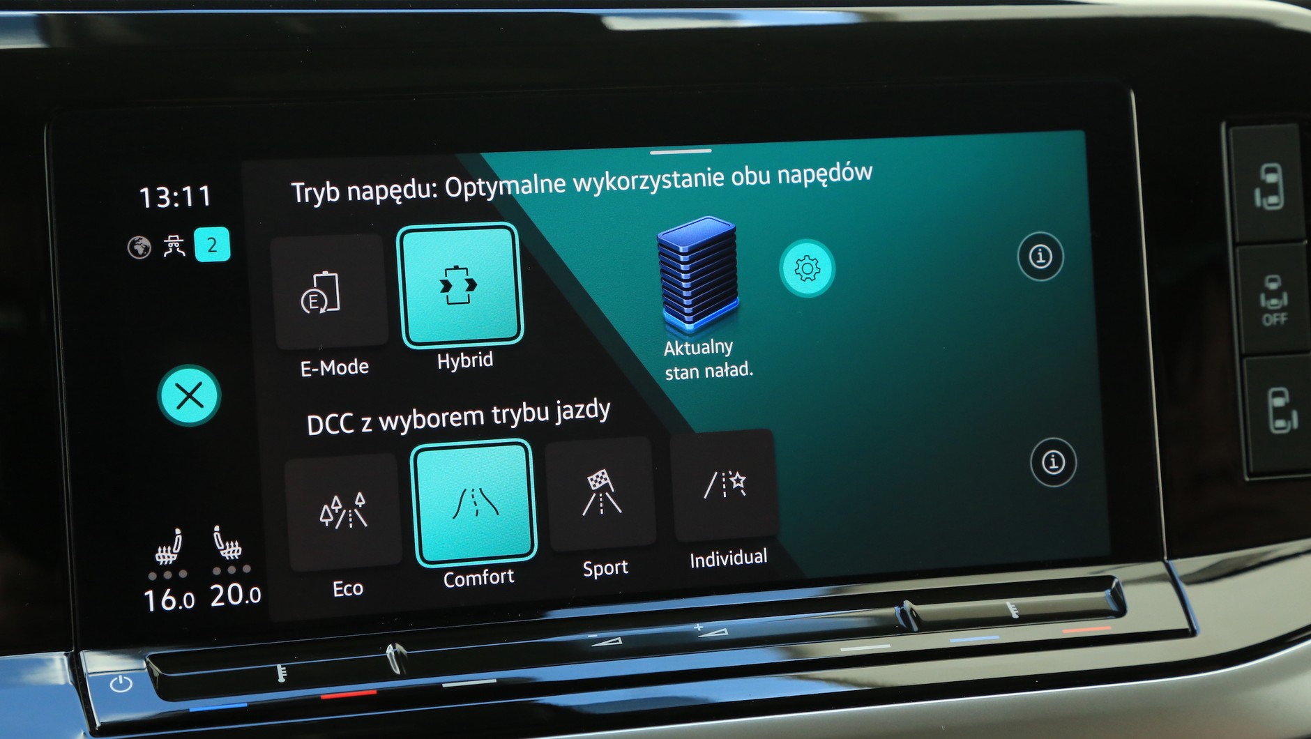 Multivan ma dwa tryby pracy układu hybrydowego (elektryczny i hybrydowy), w tym drugim można też ustawić ładowanie akumulatora. Podtrzymanie stanu baterii nie zawsze działa jak należy.