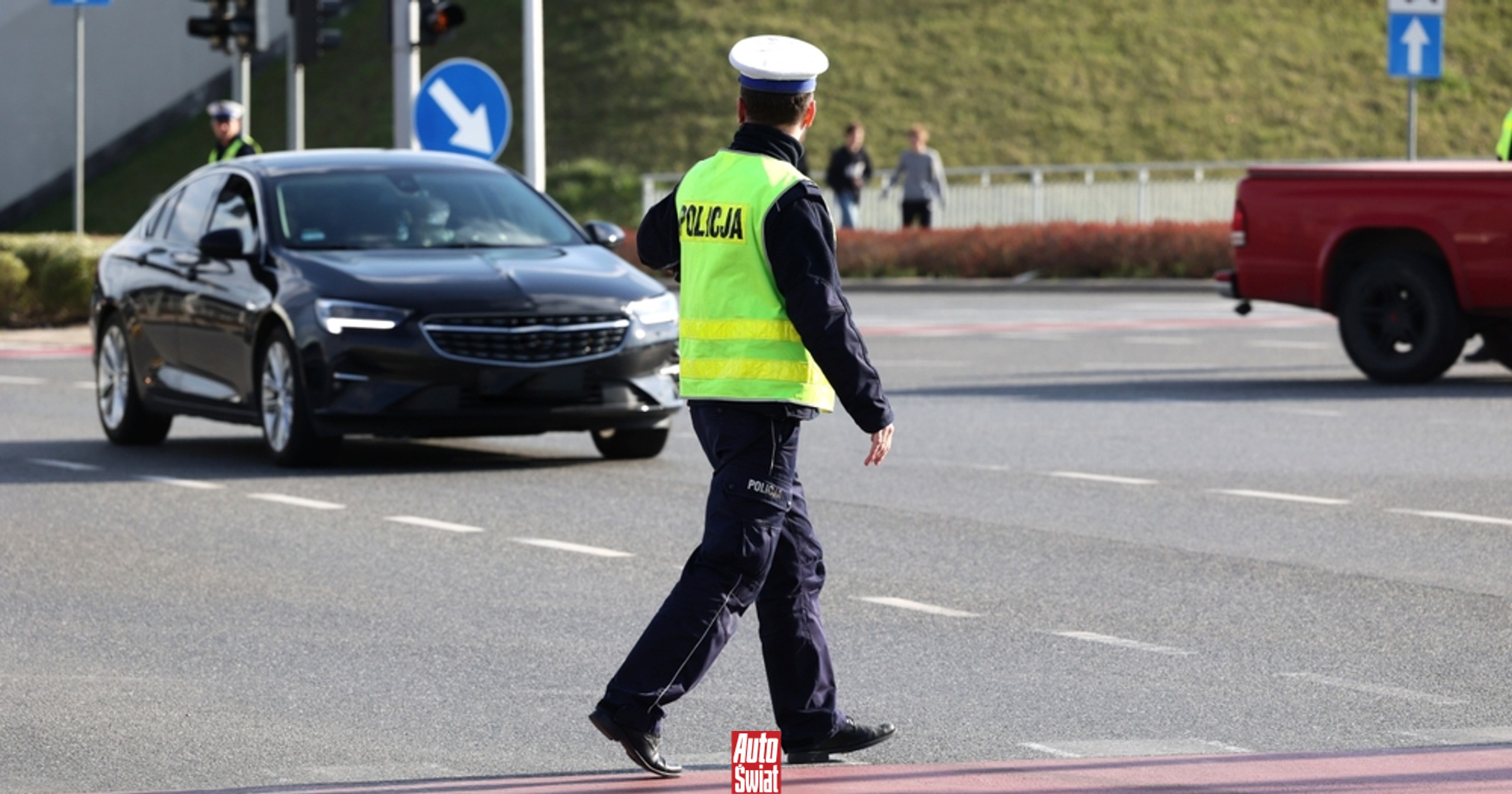 Mandat za bałagan w aucie już w kodeksie. Policjanci wlepiają i pokazują dowód