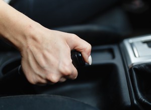 Na ręcznym czy na biegu? No i na którym biegu? Jak zostawiać auto, gdy idzie mróz