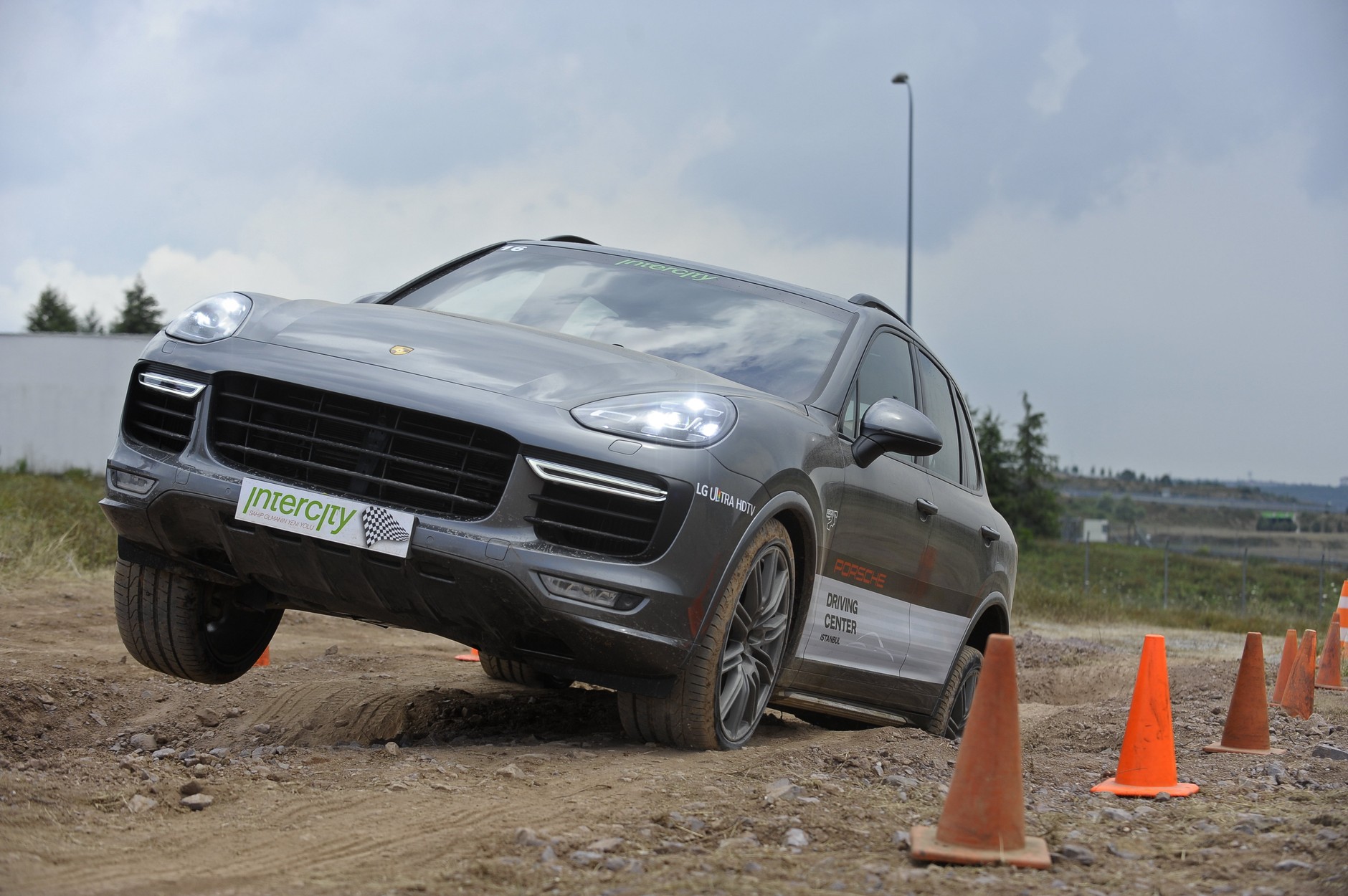 System PSM także wspiera jazdę w terenie. Cayenne jest w stanie poruszać się nawet gdy tylko jedno koło na każdej osi ma przyczepność