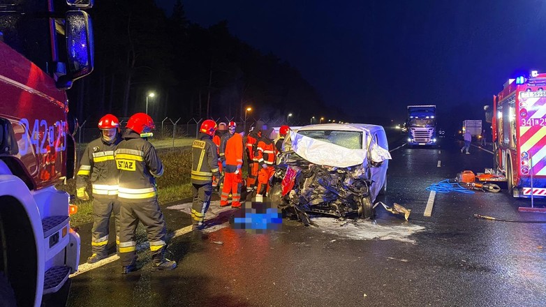 W czołowym zderzeniu na drodze ekspresowej S10 zginęły trzy osoby