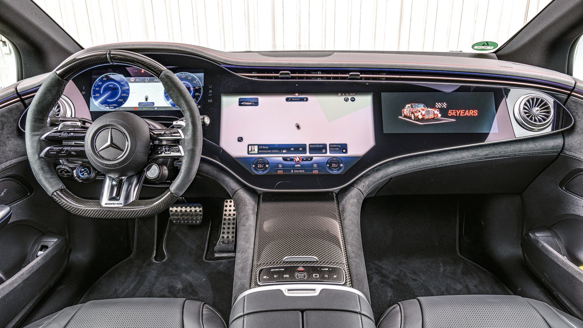 Mercedes-AMG EQE (I, 2022) - makabrycznie niesportowy i niesamochodowy: kokpit pełen wyświetlaczy wygląda jak automat do gier z wesołego miasteczka.