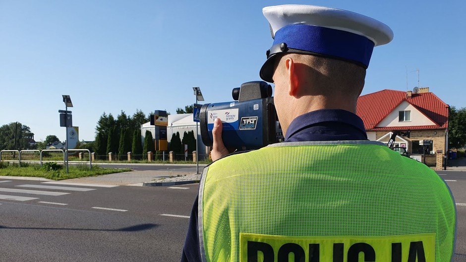 Policja zatrzymuje piratów drogowych, kierowcy tracą prawo jazdy