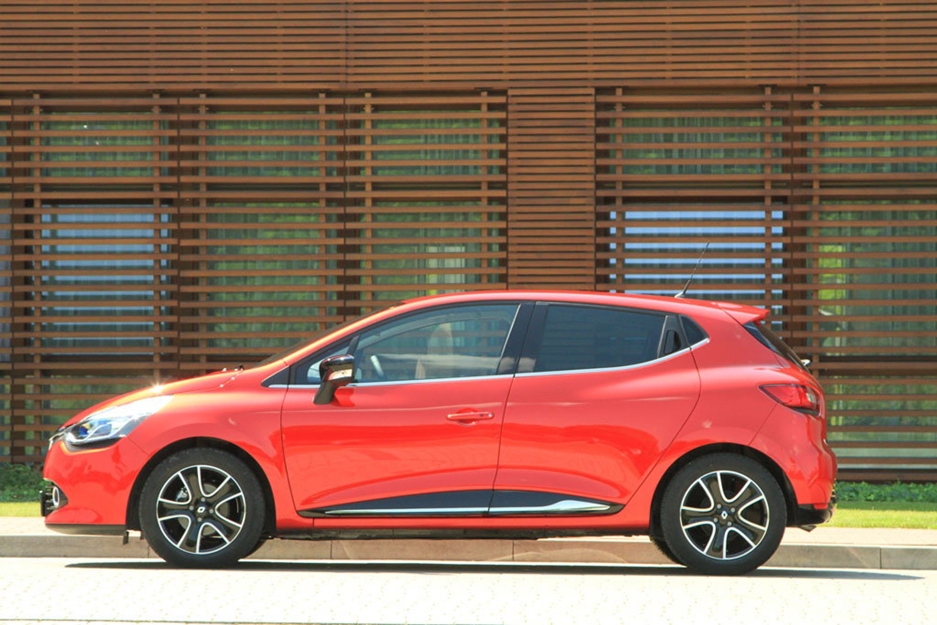 W przypadku nowych aut najmniej stracimy decydując się na Renault Clio z silnikiem 1.2, które po trzech latach użytkowania straci na wartości 30,5 %.
