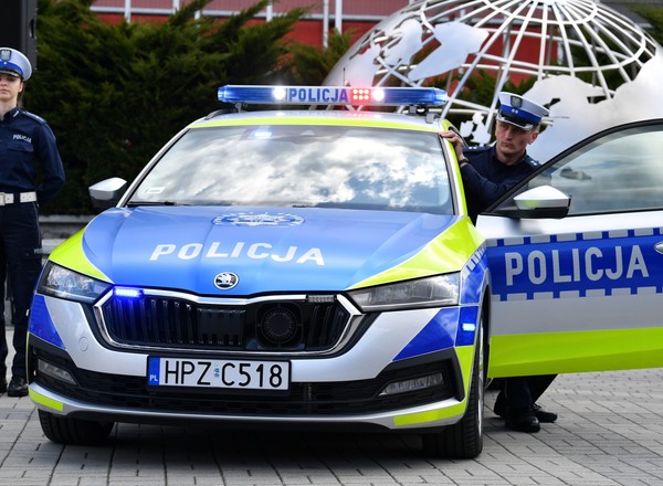 Sto nowych radiowozów trafi na polskie drogi. Wszystkie będę z Czech