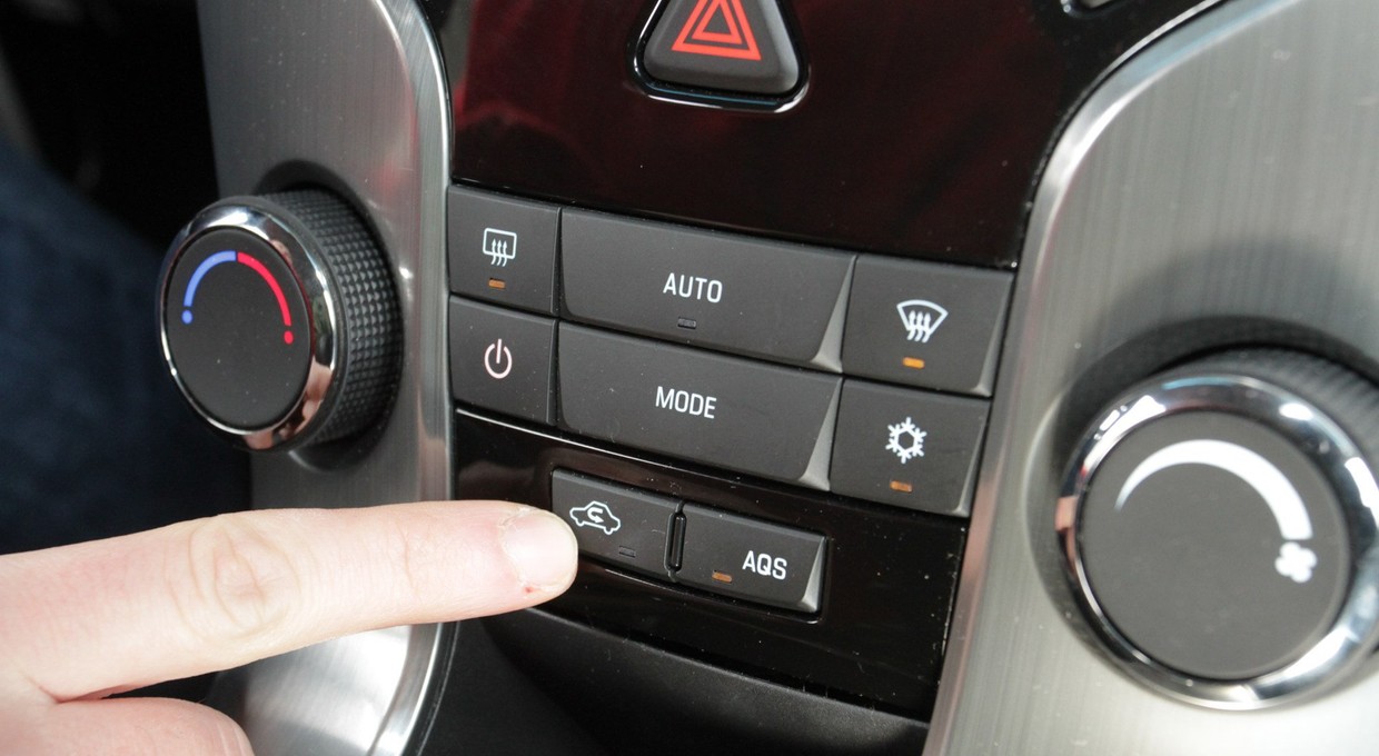 Tej funkcji w samochodzie nie nadużywaj. Oto, co się stanie, gdy nie wyłączysz w porę