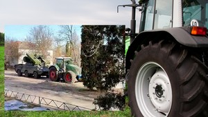 Ukraińcy starają się pomagać armii. Traktor wywozi rosyjski transporter opancerzony