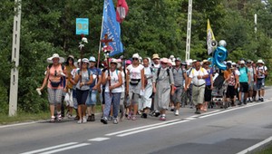Pielgrzymka na drodze to często koszmar dla kierowców. Wielu o tym nie wie