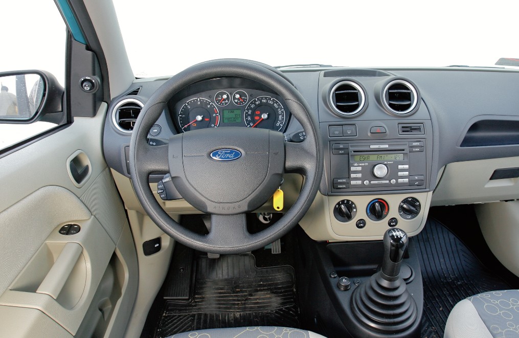 Przejrzysty kokpit, ale dużo twardego plastiku. Dobra ergonomia obsługi. Skromne wyposażenie bazowych wersji