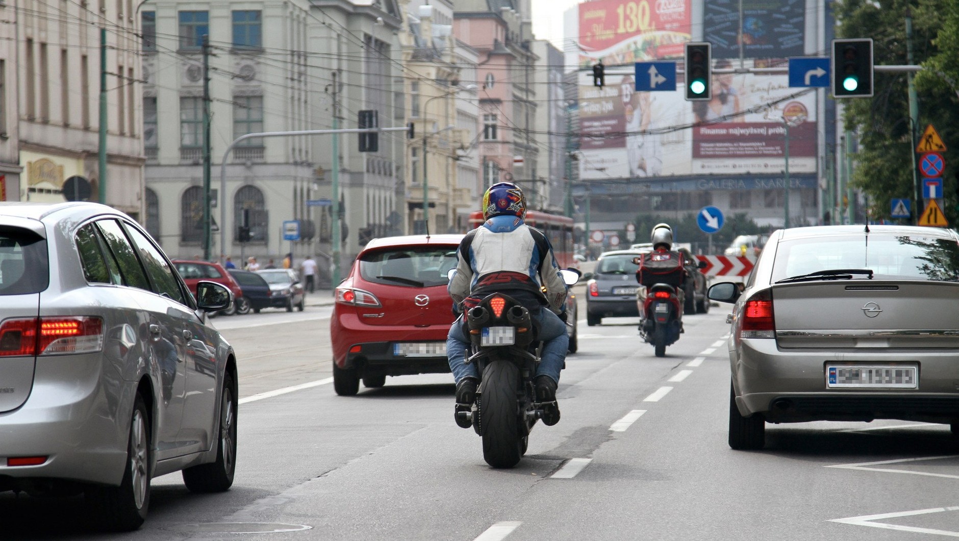 Kierowca szarego auta po prawej może nie widzieć motocyklisty, znajdującego się w martwym polu lusterek.