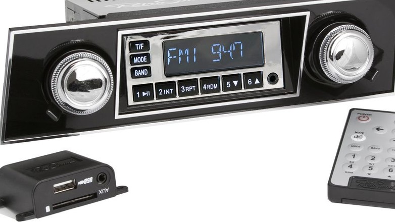 RetroSound potrafi tyle co niedrogie nowoczesne radio samochodowe. Prócz odbiornika radiowego RDS (zakres AM/FM) dodano jeszcze odtwarzacz cyfrowych nośników