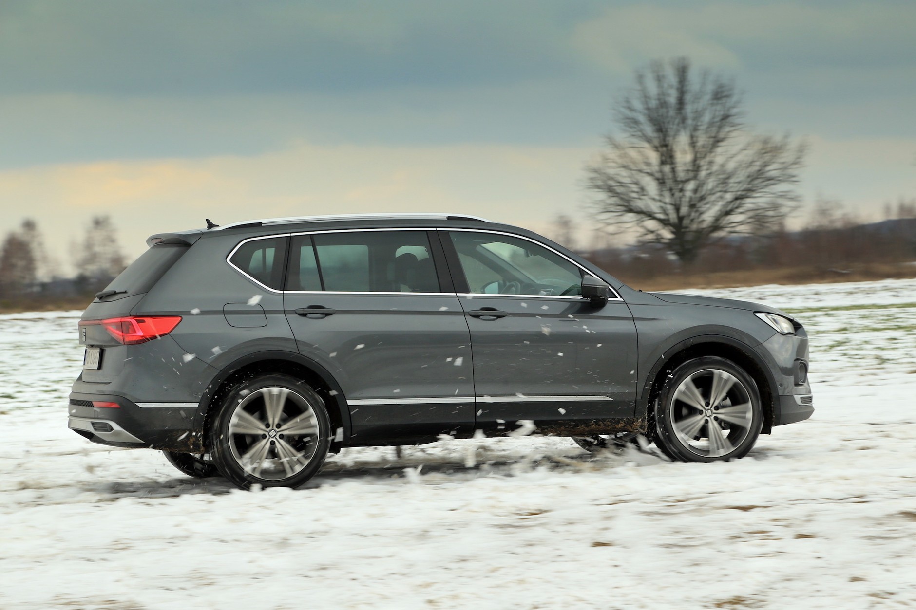 Seat Tarraco 1.5 TSI na drogi nieutwardzone? Ostrożnie – to nie jest samochód terenowy, ma napęd na jedną oś! W dodatku układ jezdny ma zestrojony raczej twardo