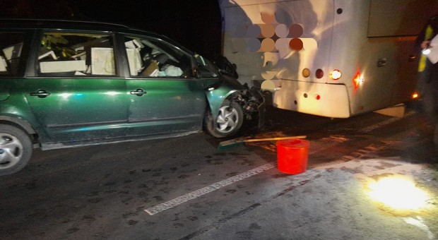 Policjanci ratowali kierowcę, walcząc z pszczołami, które przewoził w aucie