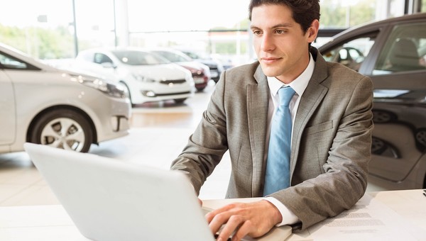 Jak dilerzy odpowiadają na maile?