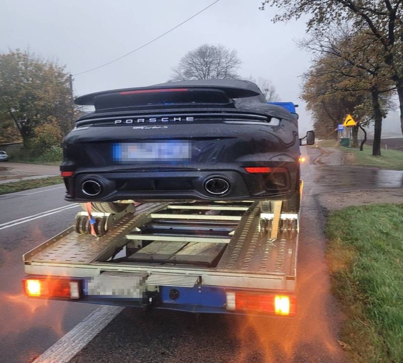 Porsche, które 25-latek przewoził na starej lawecie, było kradzione. Wkrótce auto może wrócić do właściciela z Niemiec