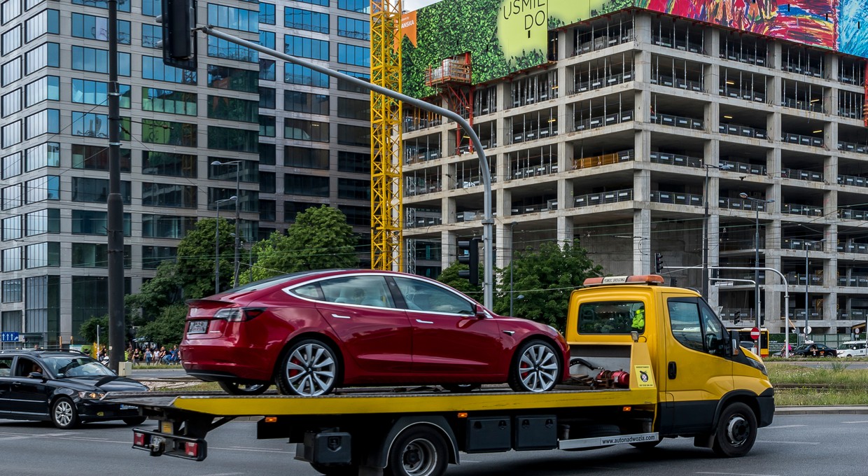 Dennis oddał swoją Teslę po czterech latach. Dostał rachunek na 60 tys. zł. Niespodziewany