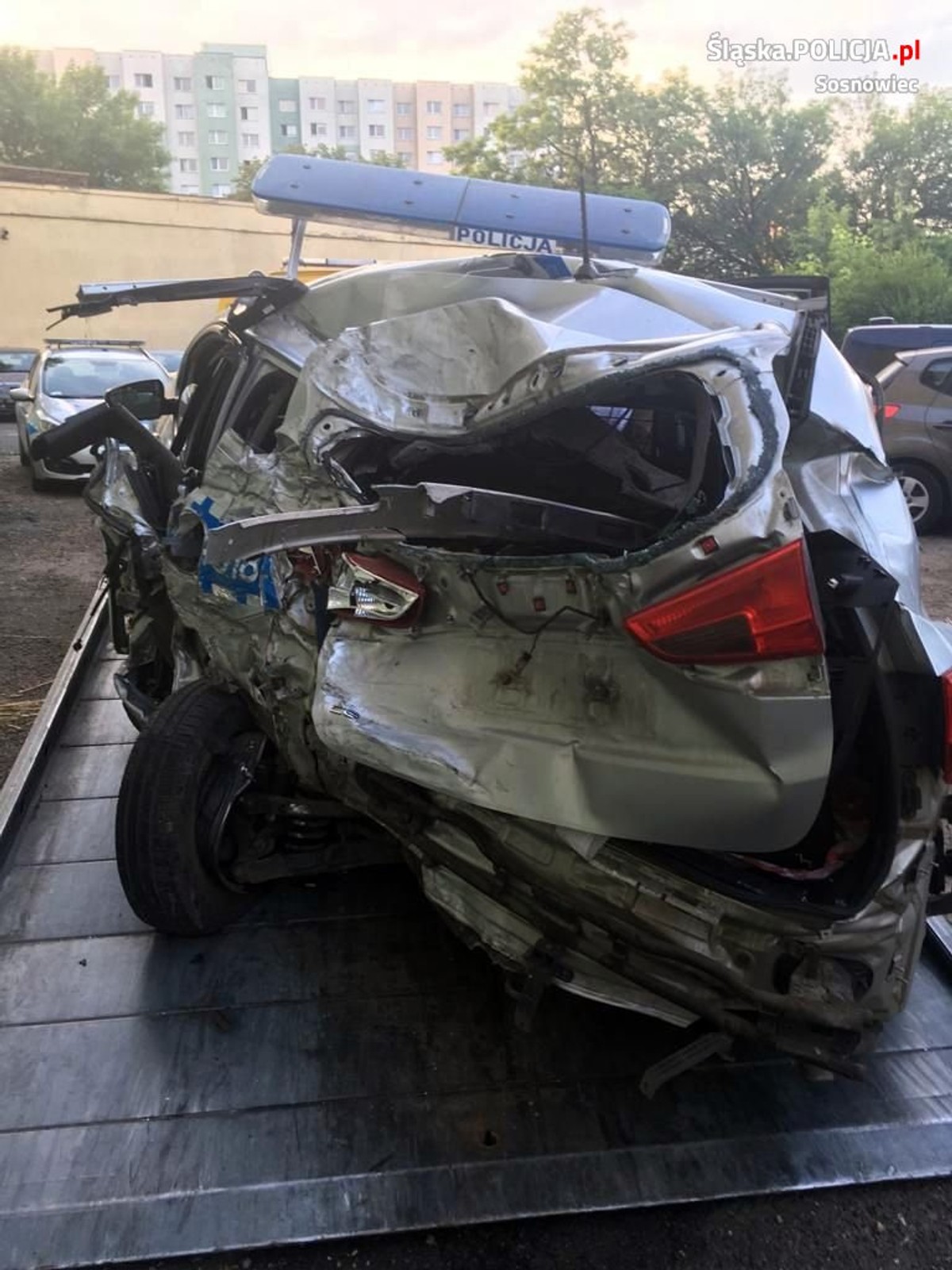 Policyjny radiowóz staranowany przez cysternę