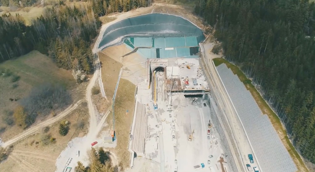 Najdłuższy tunel na Zakopiance przebity [WIDEO]