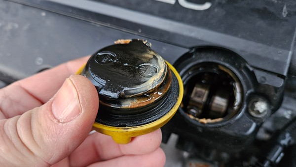 "Majonez" pod korkiem wlewu oleju to niepokojący objaw, ale nie zawsze świadczy o poważnej usterce.