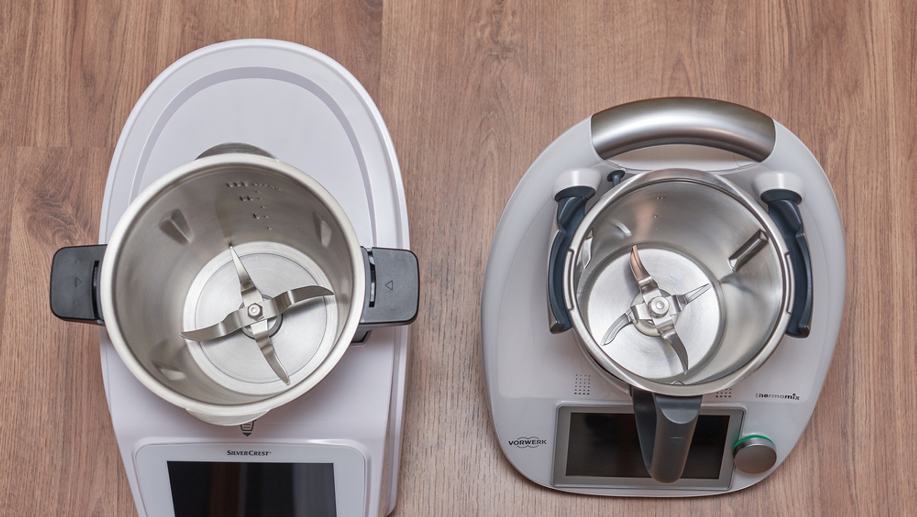 Thermomix (po prawej) i jego komnkurent z Lidla. Multicookery to skrzyżowanie blendera z podgrzewanym garnkiem, oczywiście z mnóstwem dodatkowych funkcji.
