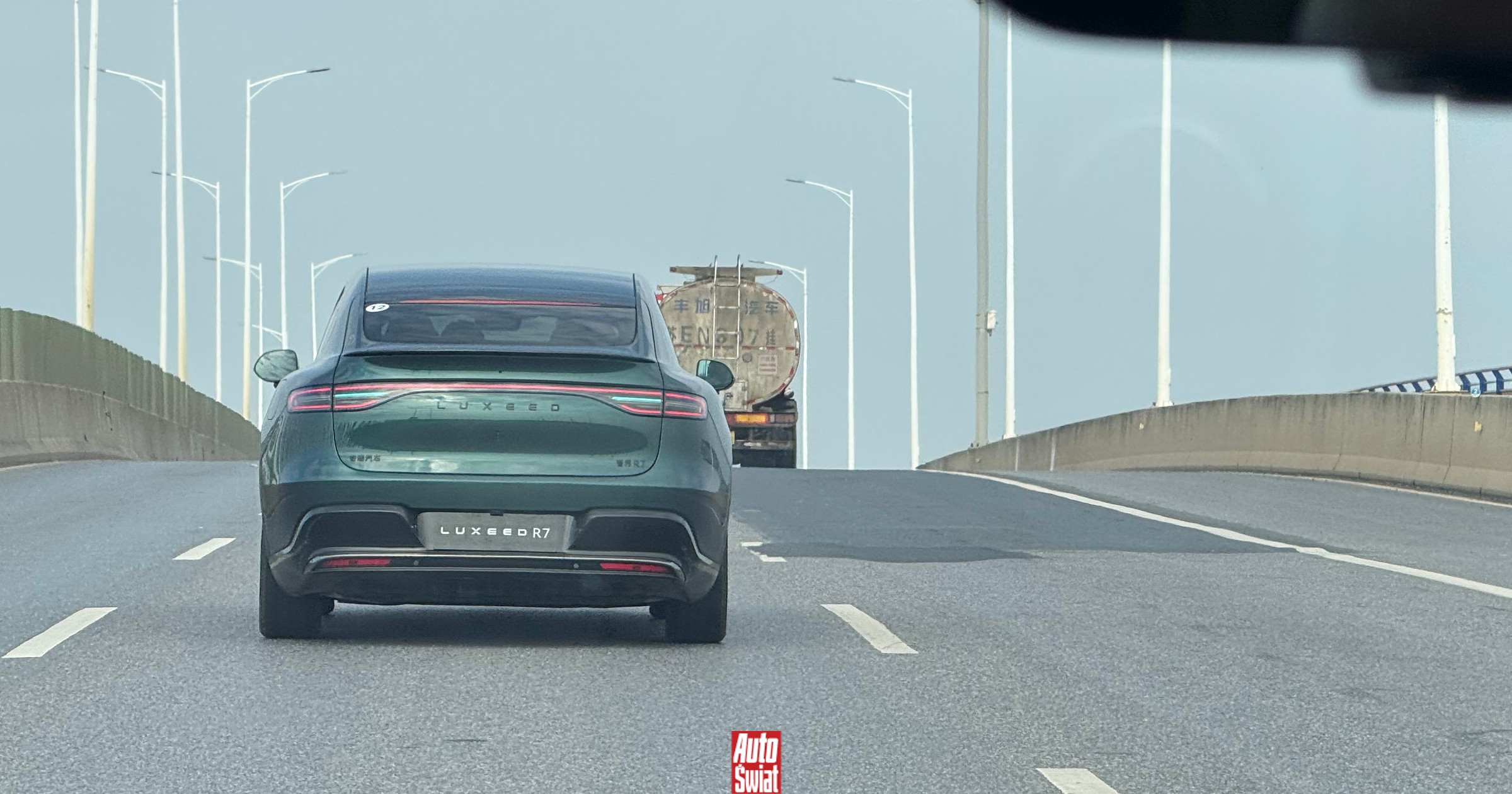 Turkusowe światło w samochodzie to jasny sygnał. Można je już spotkać na drogach