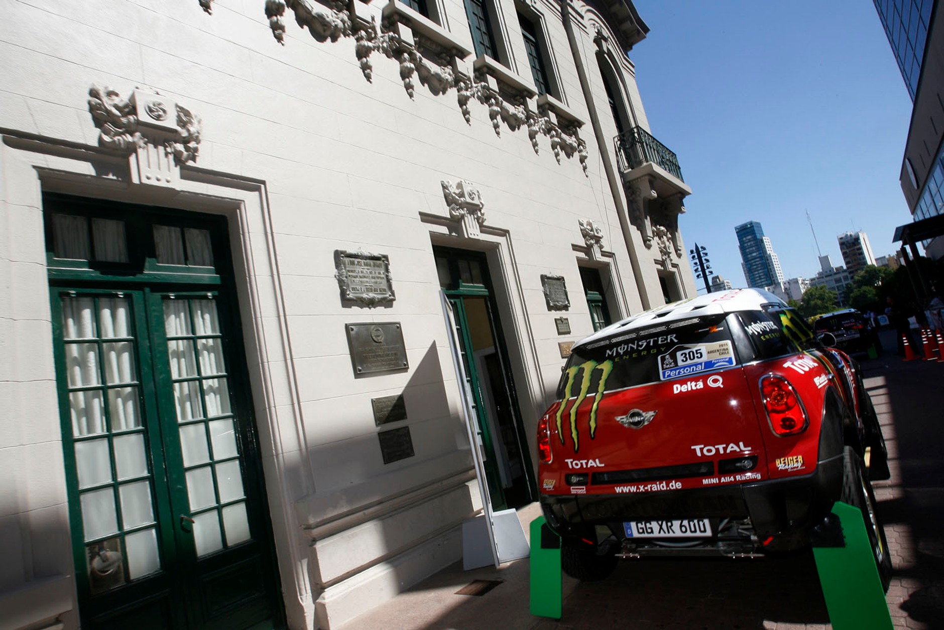 Rajd Dakar 2011: Hołowczyc na konferencji zespołu X-raid (Fot. Rallyworld©Willy Weyens)