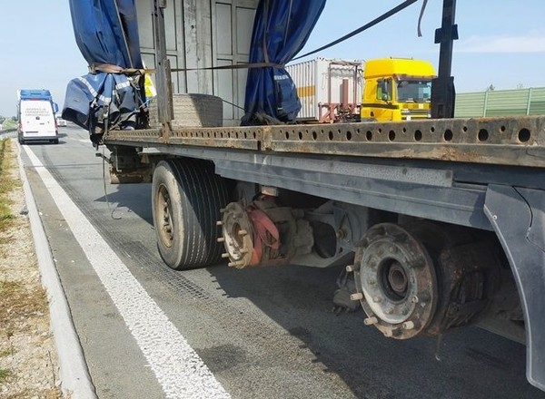 Jazda z naczepą bez koł i hamulców? Polak potrafi