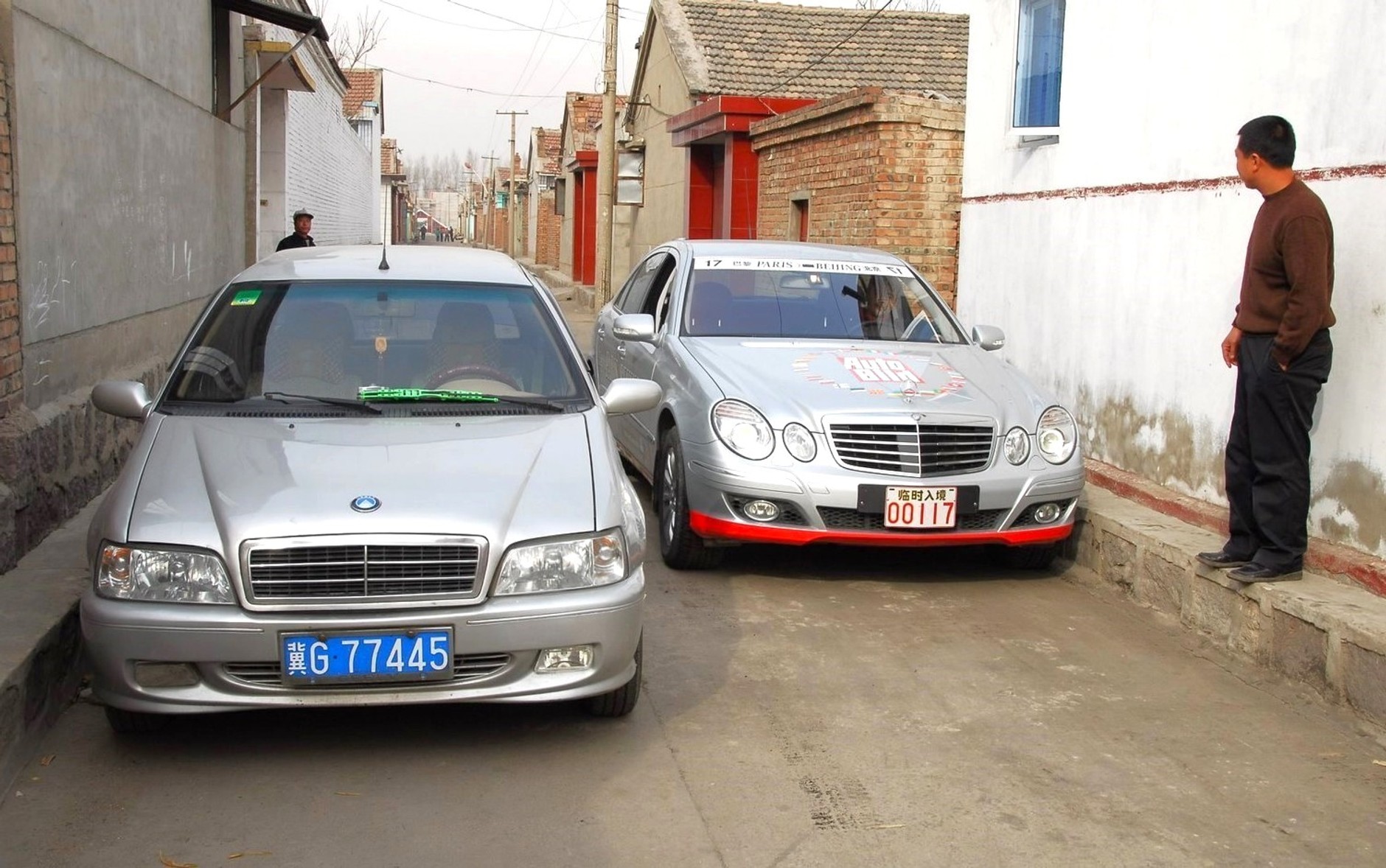 Chiński „mercedes” napotkany na trasie rajdu Paryż-Pekin 2006. Choć trudno w to uwierzyć, Geely produkowało wtedy jeszcze bardziej bezczelną kopię C-klasy z 2000 roku: Geely Merrie 300 miał nawet charakterystyczny „celownik” na masce.